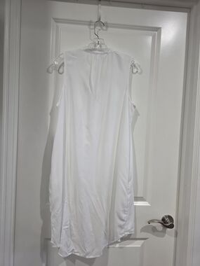 Time and Tru White Sleeveless Blouse